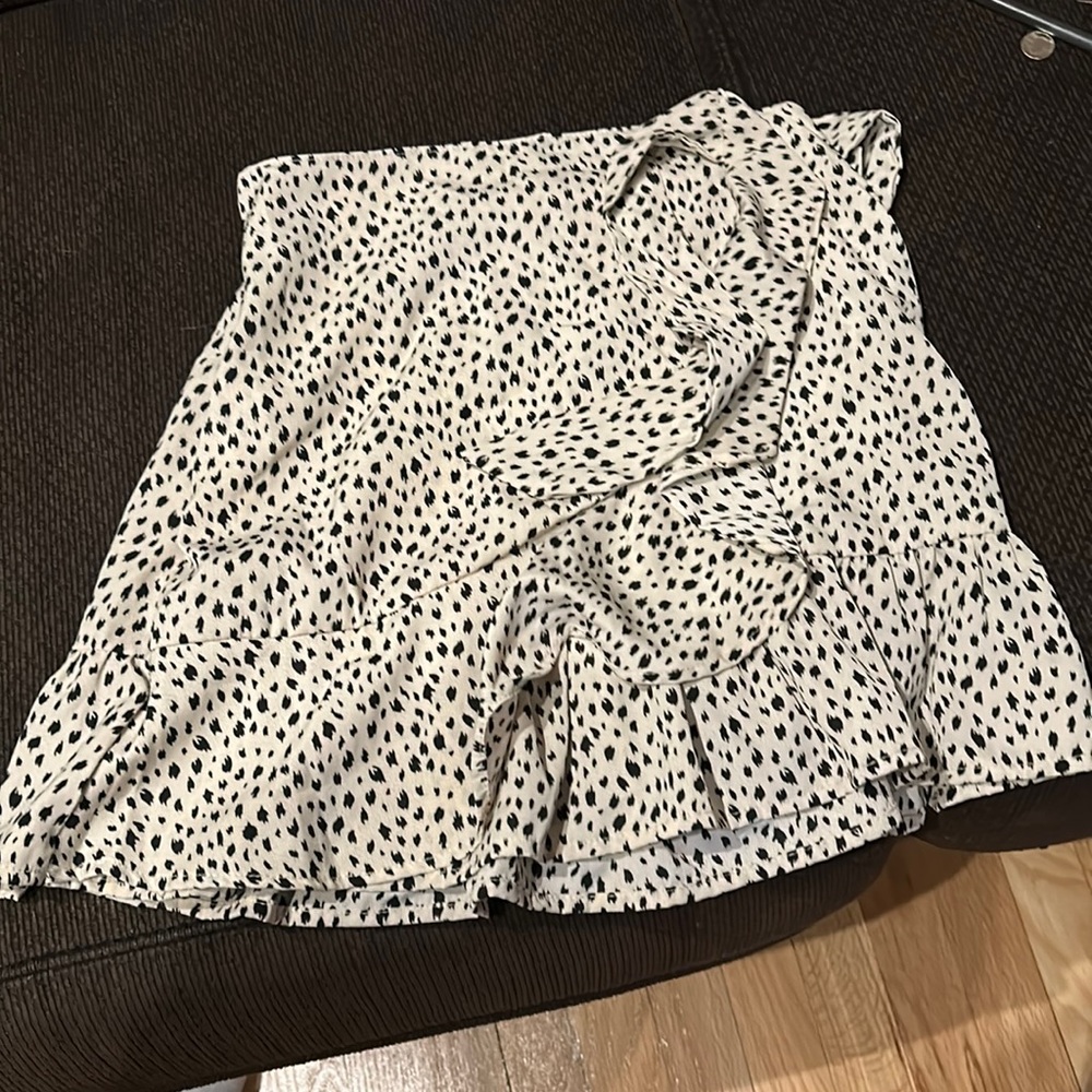 Junior Women Shein Skirt in Very Good Condition.
